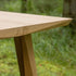 Edge Dining Table i europæisk egetræ med facetteret bordplade og massivt træben i naturlig finish.