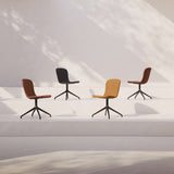 Chair no. One S1 Terra Black spisebordsstol med sort swivel-fod og polstret sæde i læder.
