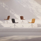 Chair no. One S1 spisebordsstol i Luna Sandstone med poleret aluminium swivel-fod og læderpolstring.