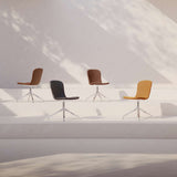Chair no. One S1 spisebordsstol i Luna Sandstone med poleret aluminiums swivel-fod, indendørs brug.