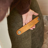 SACKit Chair & Pouf Indoor i Cosmo Olive stof med bløde former og skridsikker bund i en rolig stue.