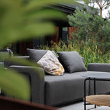 Sort Cobana Lounge Sofa i aluminium med to siddepladser og puder uden armlæn eller puf.