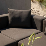 Sort Cobana Lounge Sofa i hjørneopsætning med fem moduler og puder i udendørs miljø.