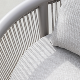 Kirra Lounge Sofa hjørnesofa i sandfarvet Olefin tekstil med aluminiumsramme til udendørs brug.