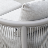 Kirra Lounge Sofa i sandfarvet med modulært hjørnedesign og aluminiumsramme til udendørs brug.