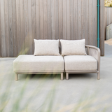 Kirra Lounge Sofa 2-personers med åben ende i sandfarvet olefin og pulverlakeret aluminiumsramme.