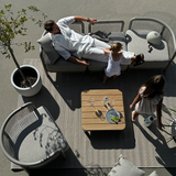 Kirra Lounge Sofa i Kirra Sand med pulverlakeret aluminiumsramme og olefin tekstil til udendørs brug.