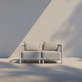 Kirra Lounge Sofa 2-personers i sandfarvet Olefin tekstil med aluminiumsramme til udendørs brug.