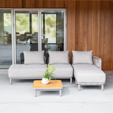 Kirra Lounge Sofa i sandfarvet Olefin tekstil med åben højre ende og aluminiumsramme til udendørs brug.
