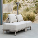 Kirra Lounge Sofa i sandfarvet Olefin tekstil med åben venstre ende og aluminiumsramme til udendørs brug.
