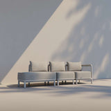 Kirra Lounge Sofa 3-personers med åben ende i sandfarvet olefin og aluminiumsramme til udendørs brug.