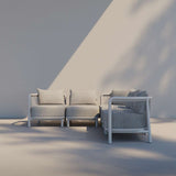 Kirra Lounge Sofa hjørnesofa i sandfarvet Olefin stof med aluminiumsramme til udendørs brug.