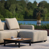 Udendørs Cobana Lounge Sofa i Kirra Sand med to moduler og puder i pulverlakeret aluminiumsramme.