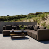 Sort Cobana Lounge Sofa i modulopbygget design med rene linjer og puder i udendørs miljø.