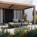 Kirra Lounge Sofa 2-personers i sandfarvet Olefin stof med åben ende, modulært design til udendørs brug.