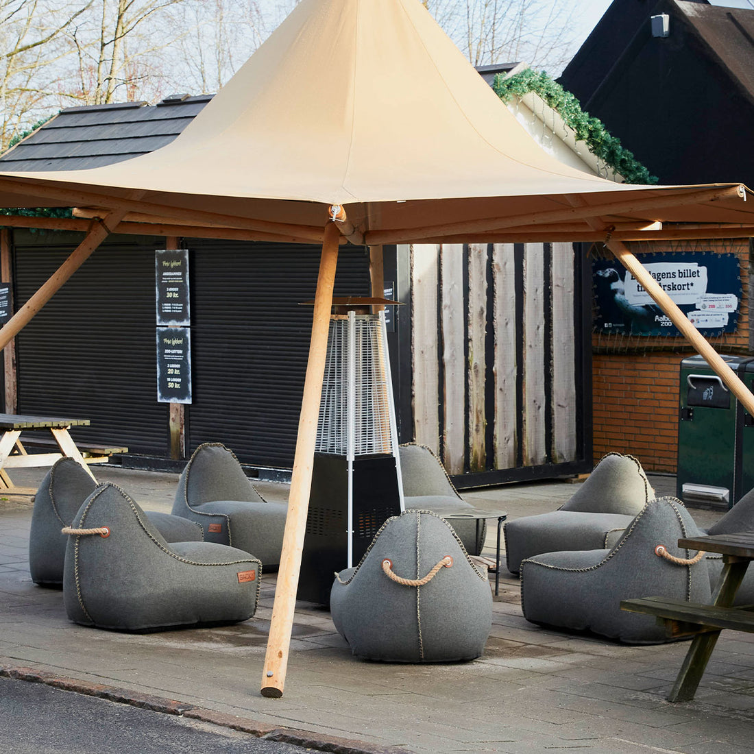 Udendørs loungemøbler fra SACKit i Aalborg Zoo loungeområde