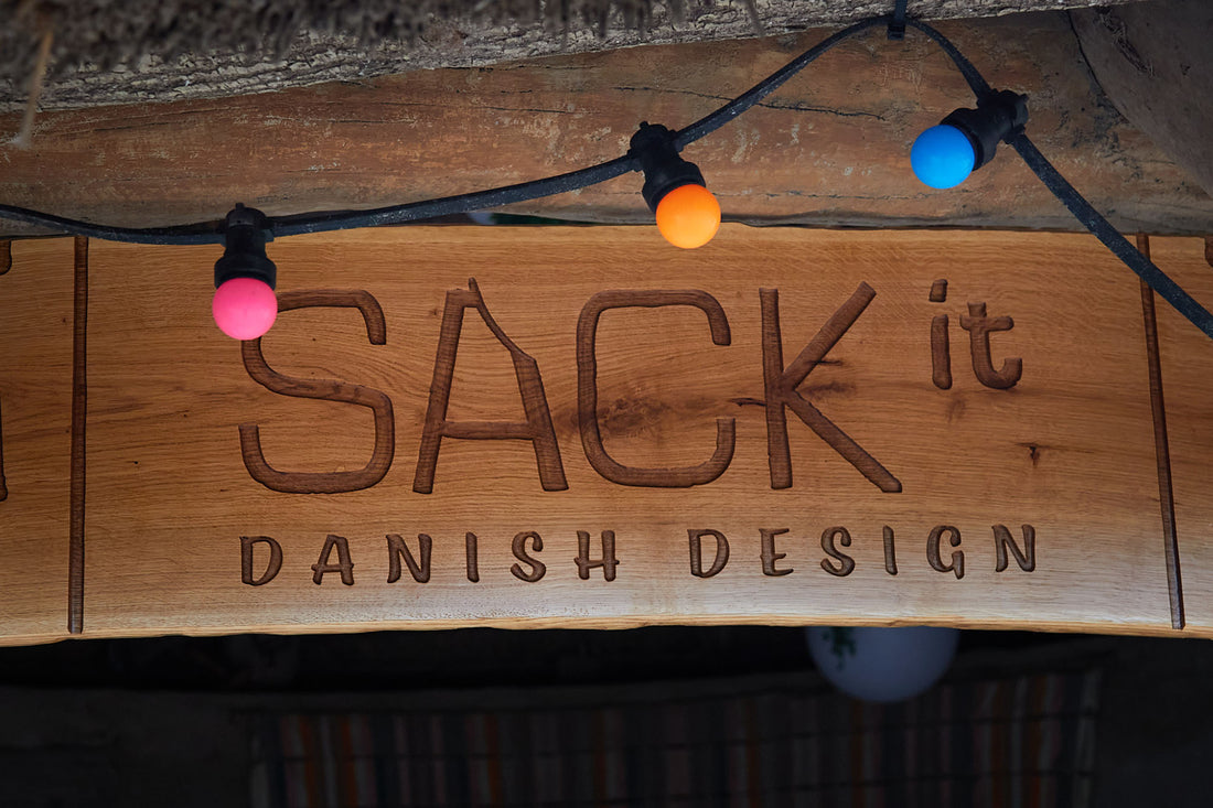 Træskilt med SACKit logo i Aalborg Zoo loungeområde