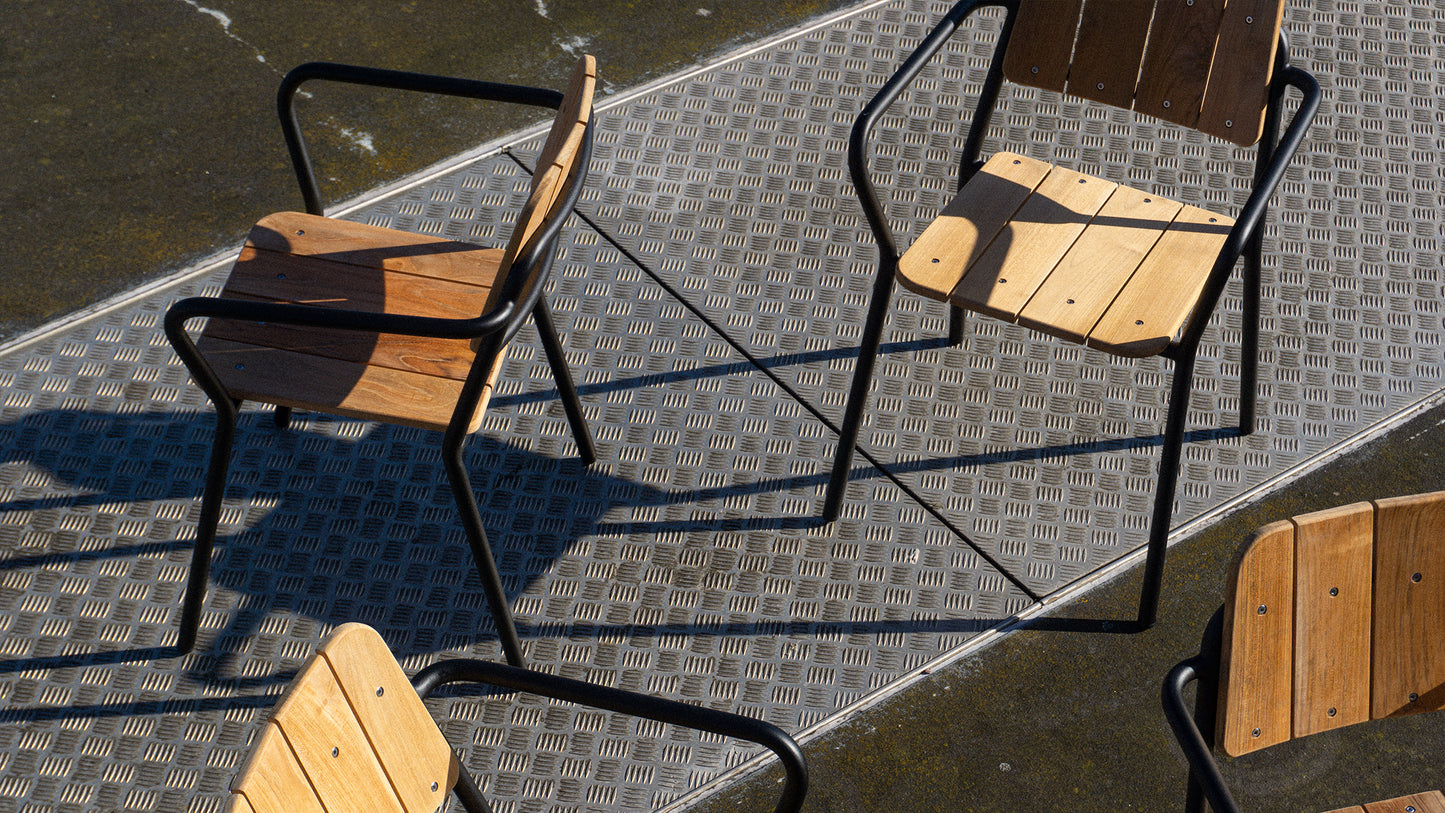Kirra Patio Chair - Stabelbar havestol i teaktræ og pulverlakeret aluminium