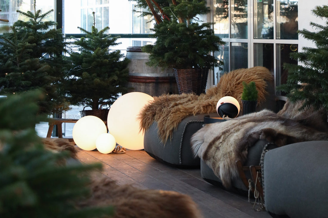 Loungeområde med SACKit sækkestole og lamper i Café Peace