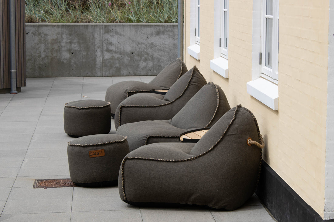 SACKit sækkestol og puf sammen med bakke i udendørslounge hos Villa Vest