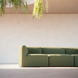 Fjord Sofa hjørnesektion til venstre i blød Cosmo Olive tekstil med afrundede kanter og skandinavisk design.