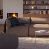 Fjord Sofa hjørnesektion venstre side i blødt design med afrundede kanter og tekstilbetræk.