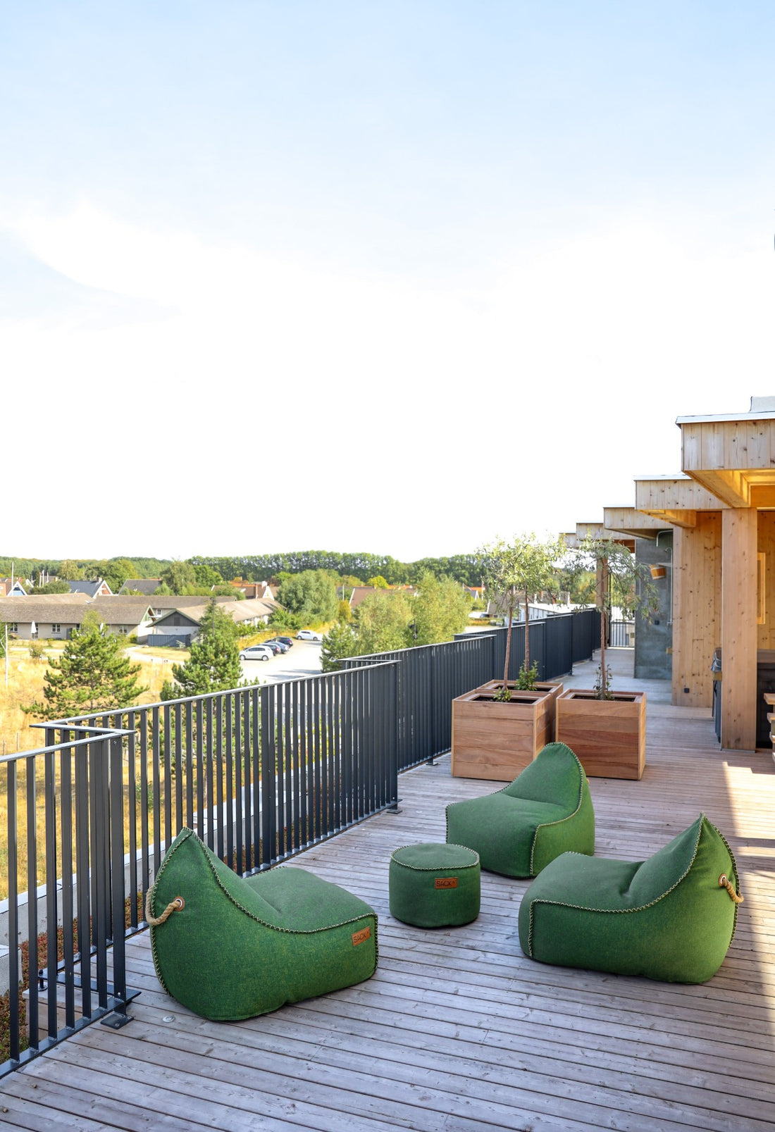 Udendørs loungeområde med SACKit møbler og udsigt fra Hotel GSH tagterrasse