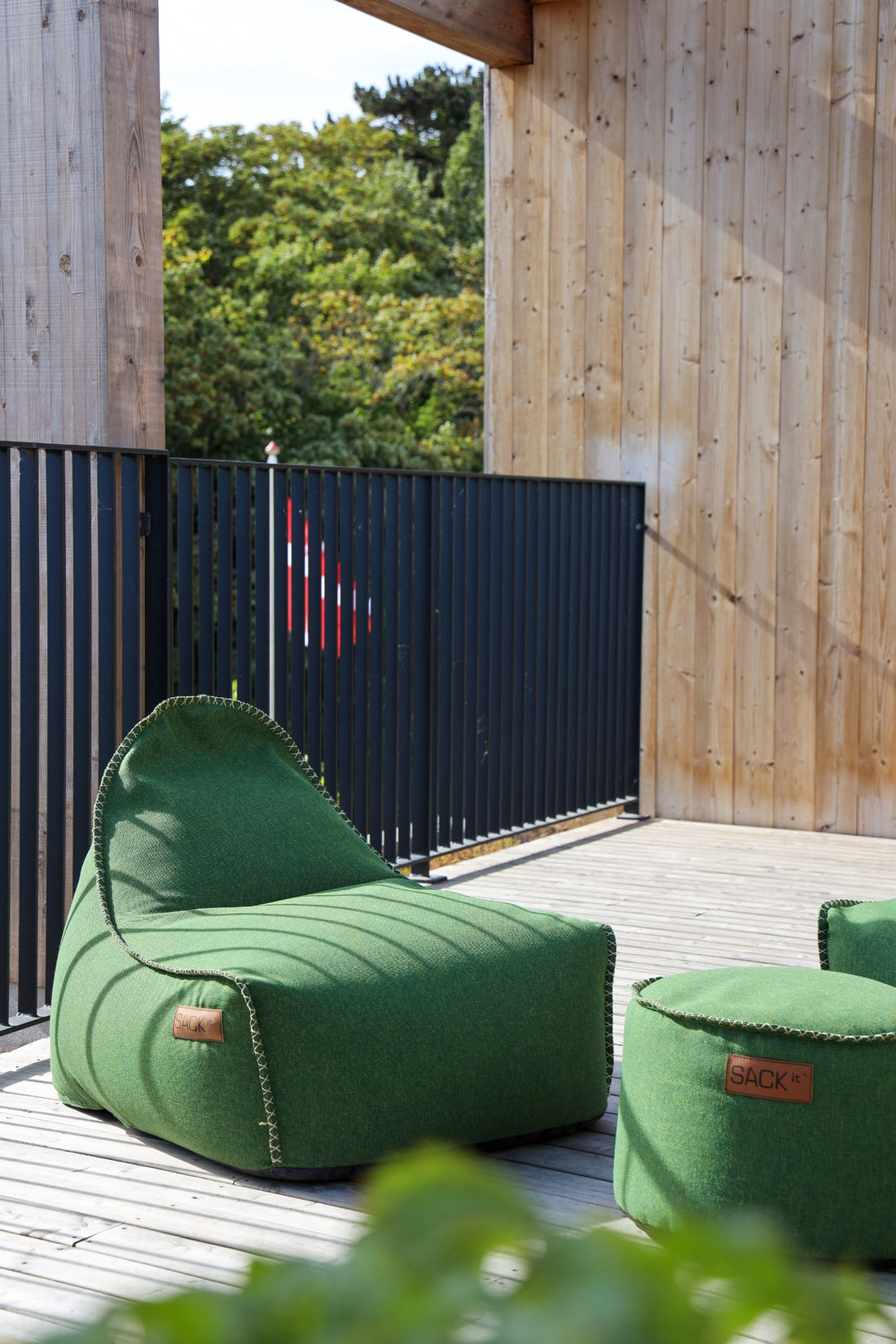 Grøn Cobana Lounge Chair og Pouf fra SACKit – skandinavisk design til hoteludendørsrum