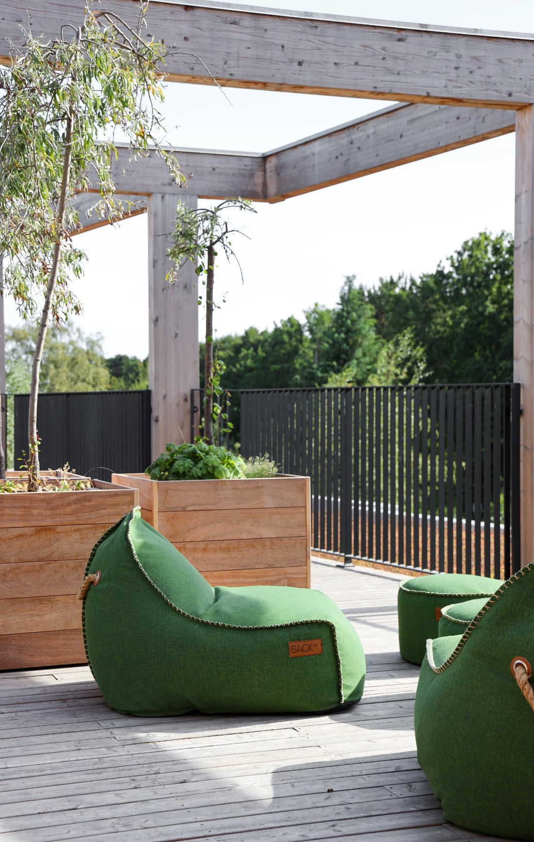 Detalje af grøn Cobana Lounge Chair fra SACKit på hotellets tagterrasse