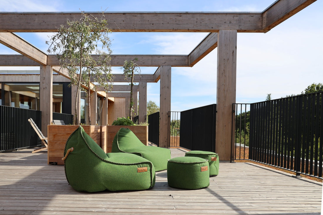 Udendørs Cobana Lounge Chair og Pouf fra SACKit i grøn farve på Hotel GSH