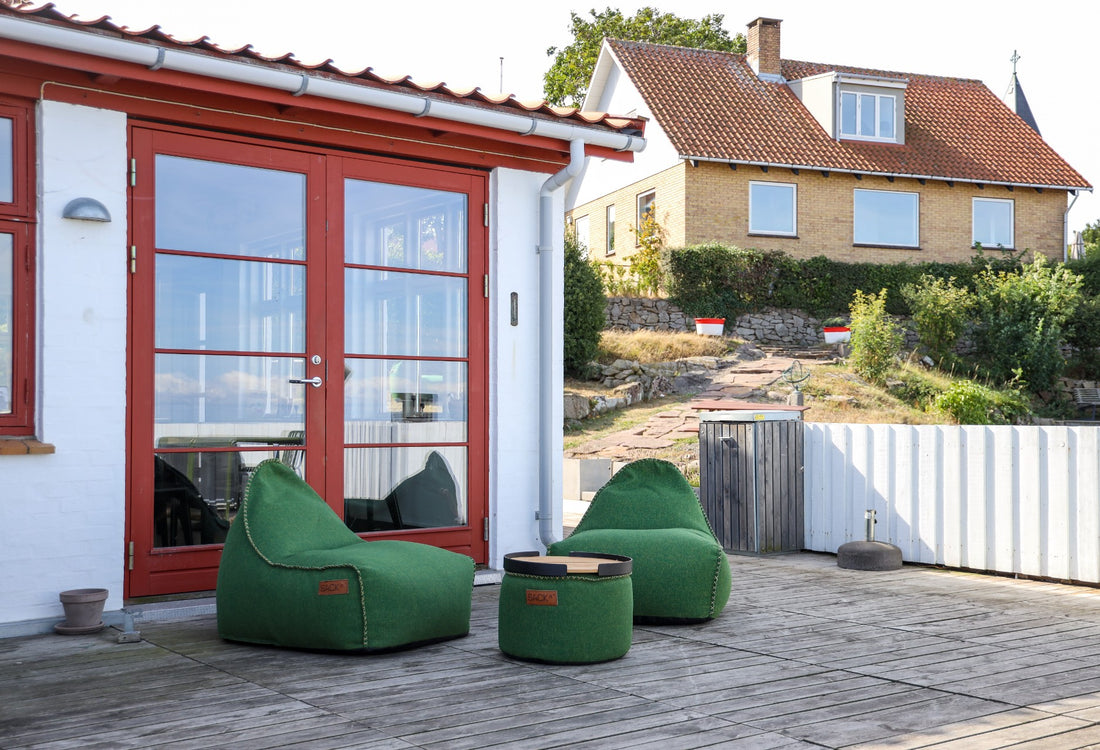 Grønne Cobana sækkestole og puffer fra SACKit opstillet i loungeområde ved Hotel Klippen