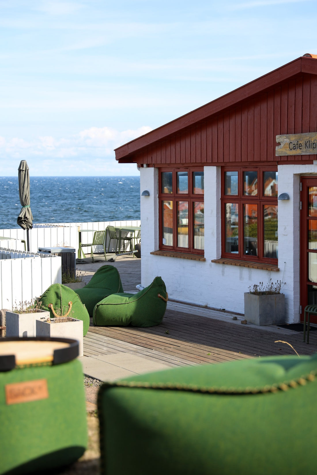 Sækkestole og puffer fra SACKit på terrassen hos Hotel Klippen