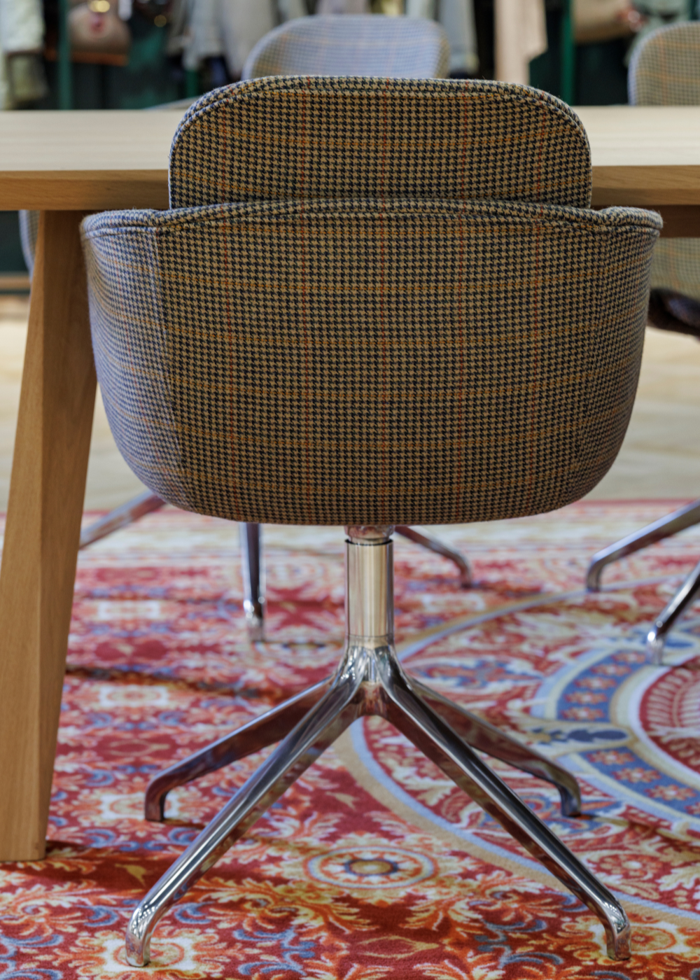 Chair no. One S2 i custom tweed-stof fra SACKit i Laksen Sporting showroom