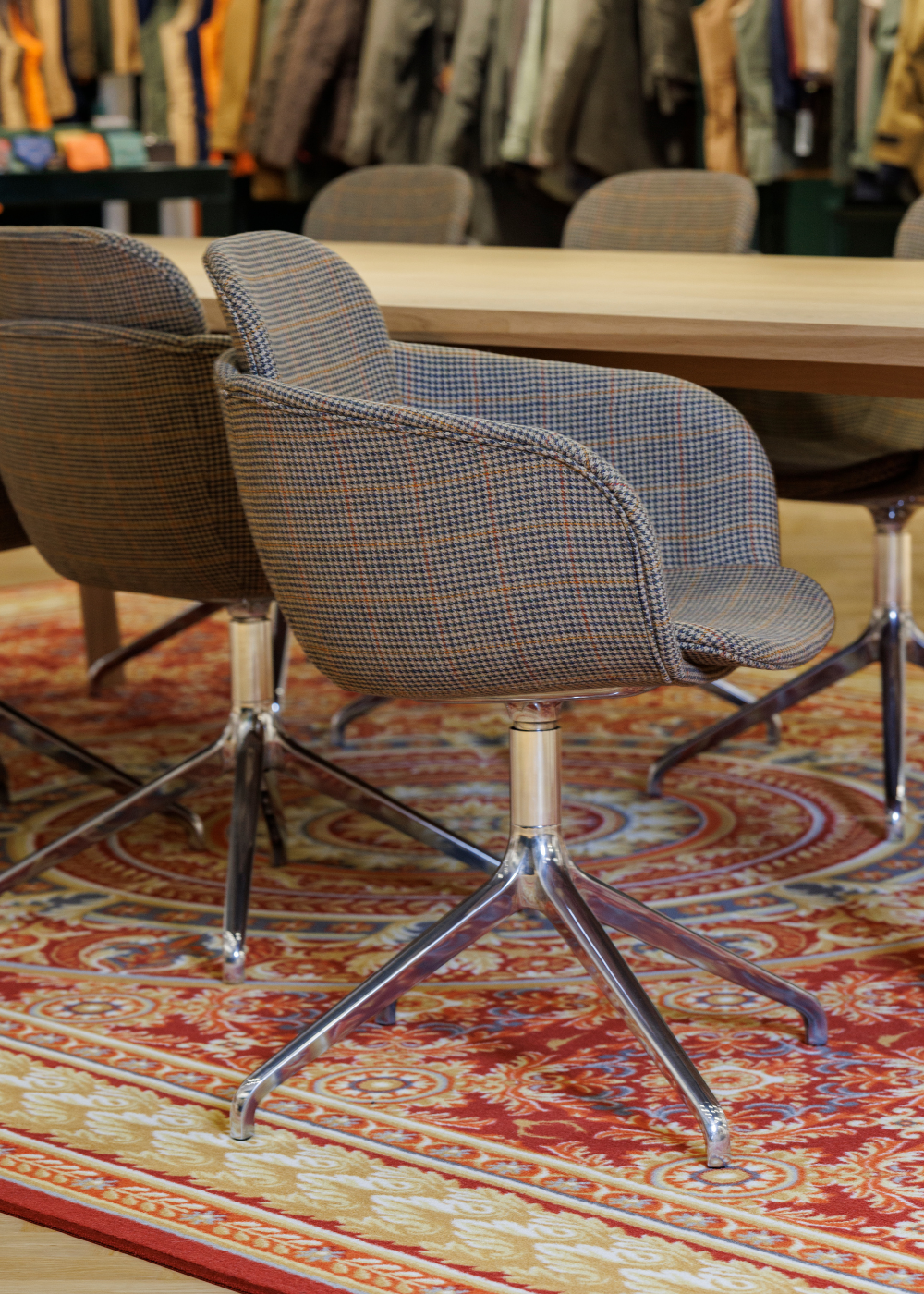 SACKit Chair no. One S2 og Edge Dining Table i Laksen Sporting showroom
