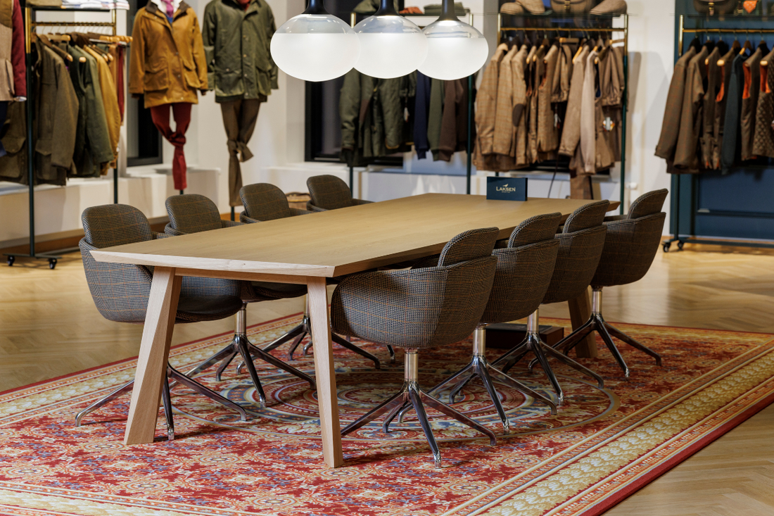 Stoleopsætning med Chair no. One S2 i specialdesign og SACKit Edge Dining Table i Laksen Sporting