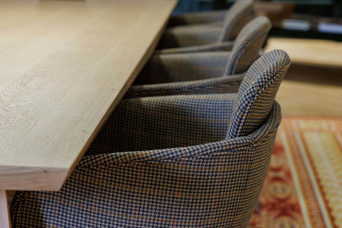 Nærbillede af custom tweed-stof på Chair no. One S2 fra SACKit hos Laksen Sporting