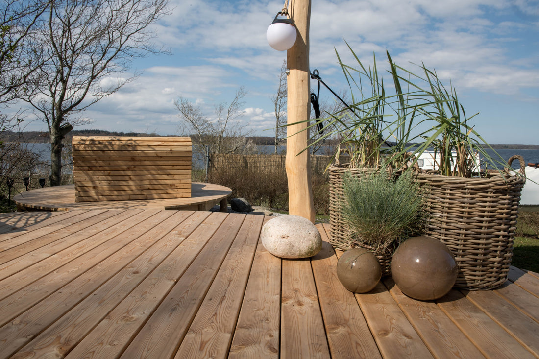 Udendørs lampe Light 150 fra SACKit monteret på pæl på terrasse ved Mariager Camping & Hytte
