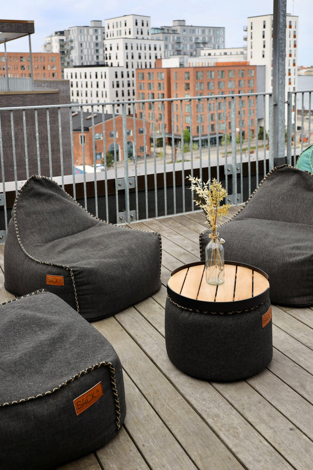Cobana Pouf og Lounge Chair fra SACKit skaber ro og komfort på Rare Wine tagterrasse