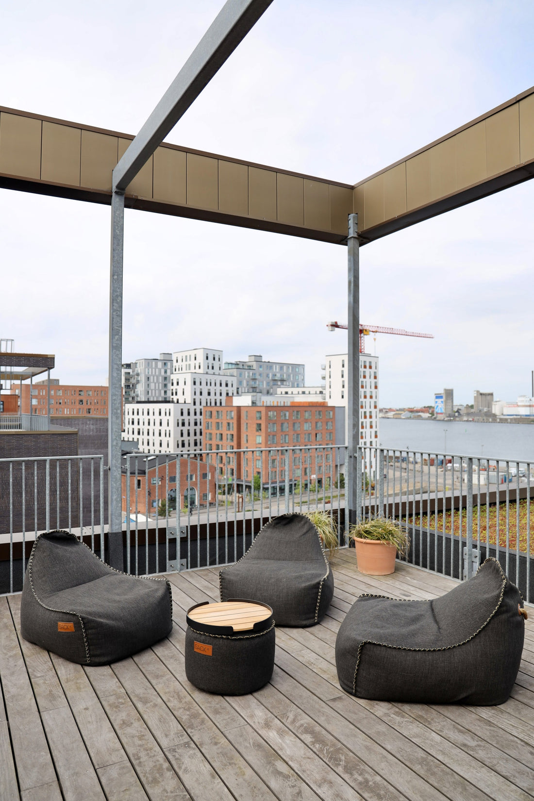 Udendørs loungemøbler fra SACKit installeret på tagterrasse hos Rare Wine, Aalborg