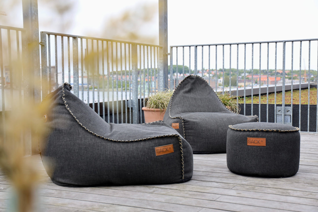 Cobana Lounge Chair fra SACKit på tagterrasse hos Rare Wine med udsigt over fjord og by