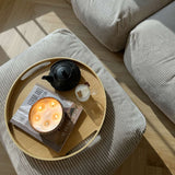 Rund serveringsbakke i træ med høj kant og skjulte håndtag i naturlig eg.