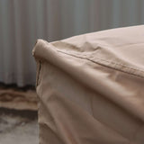 Nærbillede af sandfarvet vejrbestandigt cover til Cobana Lounge Sofa med syninger og beskyttende pasform til udendørs brug