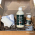 Teak Care Kit med rengøringsspray, olie og påføringsværktøj til udendørs teaktræsmøbler.
