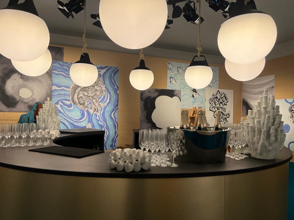 Udendørs SACKit Light-lampe hængende under åbningsfest hos Hermès-butikken