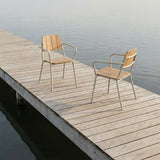 Kirra Patio Chair i taupe pulverlakeret aluminium med ubehandlet teaktræ, udendørs havestol.