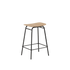 Frame Bar Stool med sæde i egefinér og stel i sort pulverlakeret stål, industrielt design.