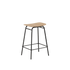 Frame Bar Stool i naturlig eg med sæde i finér og stel i sort pulverlakeret stål, højde 68 cm.