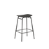 Frame Bar Stool med sæde i egefinér og stel i sort pulverlakeret stål, industrielt design.