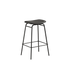 Frame Bar Stool i sort læder med ryglæn og pulverlakeret sort stålstel, højde 73 cm.