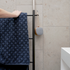 Go Wood trådløs højtaler i røget egetræ med Fiord tekstil fra Kvadrat, stilfuldt og bærbart design.